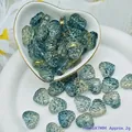 Dettaglio macro di perline di vetro blu a forma di cuore per creazione di gioielli DIY - L633# Blu Inchiostro