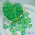 Vista macro dettagliata di perline di vetro a cuore verde 14x16x7mm per gioielli. - L635# Giallo Verde