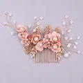 Eleganter Braut-Haarkamm mit rosa Stoffblumen, Perlen und goldenen Metall-Blättern. - Rosa Braut-Haarkamm für Hochzeitskleider HS-J7417GPINK