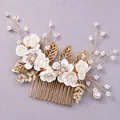 Eleganter Brauthaarkamm mit weißen Blumen, goldenen Blättern und Perlenverzierungen - Weißer Braut-Haarkamm für Hochzeitskleider HS-J7417GWHITE