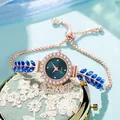 Detailansicht einer Damenuhr mit verstellbarem blauen Edelsteinarmband im Blattdesign. - Blatt Edelstein Armbanduhr (HS2512-136-04) / Blau
