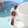 Primo piano di un elegante orologio a bracciale con strass a forma di foglia su tazza - Orologio Bracciale Gemma Foglia (HS2512-136-02) / Nero