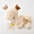 Warme gebreide babymuts en sjaal set met schattige pluche teddybeer oor versieringen - Drie Beren Serie / Muts En Sjaal Set / Beige