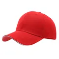 Klassische rote Baumwoll-Baseballkappe mit weißer Paspelierung am gebogenen Schirmrand - Einheitsgröße Verstellbar / Rot mit weißem Sandwich-Einsatz