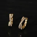 Nahaufnahme eleganter goldener Creolen in Kreuzform mit funkelnden Zirkonia - Überkreuz Zirkonia Ohrstecker(R4732) / Gold