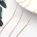 Makroansicht der Textur einer roségoldfarbenen O-Kette für DIY-Schmuckherstellung. - Roségold