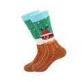 Vista dettagliata di calze natalizie festive con Babbo Natale nel camino - Funny Santa Chimney