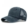 Detailansicht einer gewaschenen dunkelblauen Denim-Trucker-Mütze mit Netzrücken - Verstellbar / Gewaschenes Grau