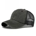 Seitenansicht einer gewaschenen Denim-Trucker-Mütze mit atmungsaktivem schwarzem Netz - Verstellbar / Gewaschenes Schwarz