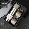 Detailansicht eines professionellen Vakuum-Flaschensets aus Edelstahl in Geschenkbox - 500ml / Naturfarben