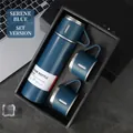 Detailansicht des blauen Vakuum-Isolierflaschen-Sets mit Tassen in einer Geschenkbox - 500ml / Blau