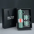 Vacuum flask gift set with three cups in an elegant green finish and premium black packaging - 500ml / Green