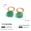 Pendientes de aro con piedra natural verde hechos de acero inoxidable fino. - Pendientes (CY-E2605066)