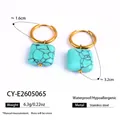 Pendientes de aro dorados con colgantes de piedra turquesa cuadrada de acero inoxidable. - Pendientes (CY-E2605065)