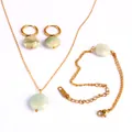 Conjunto de joyas de piedra natural verde con collar, pulsera y pendientes de oro - Conjunto de Joyas (CY-BEN2605063)