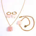 Elegante conjunto de joyas doradas con collar pulsera y pendientes de piedra natural rosa. - Conjunto de Joyas (CY-BEN2605064)