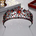Detalle de corona de Halloween con diseño de telaraña negra y cristales rojos brillantes - Negro/Circonita Roja