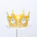 Vista detallada de una corona dorada para niños con brillantes diamantes de imitación - Diamantes de Imitación Blancos / Dorado