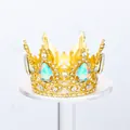 Detalle de una tiara dorada con cristales en forma de pera iridiscentes y strass - Diamantes de Imitación Irisados / Dorado