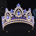 Detailansicht einer Barock-Brautkrone mit funkelnden blauen Kristallen und Strasssteinen - KC-Vergoldung mit klaren Strasssteinen & Königsblau