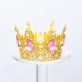 Detalle de corona de aleación dorada con pedrería rosa para decorar pasteles - Rosa Diamante / Dorado