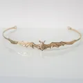 Detailweergave van de gouden gotische vleermuis hoofdband voor Halloween - Vleermuis / Goud