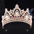 Detailansicht einer eleganten Barock-Brautkrone mit rosa und klaren Kristallen - KC Gold mit weißen und hellrosa Strasssteinen