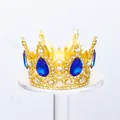Detalle de una corona real dorada con cristales azules en forma de pera y pedrería - Strass Azul Real / Dorado