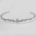 Gedetailleerde macro-opname van gotische vleermuis tiara met barokke vleugelpatronen - Vleermuis / Zilver