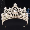 Detailansicht des Barock-Braut-Tiaras mit funkelnden Kristall-Strasssteinen. - KC Gold mit weißen Strasssteinen
