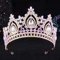Detailansicht einer Barock-Brautkrone mit lavendelfarbenen Kristallen und Goldfassung - KC Gold mit weißen und hellvioletten Strasssteinen