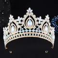 Nahaufnahme einer goldenen Barock-Brautkrone mit hellblauen, opalartigen Kristallen - KC Gold Weißer Strass + Blauer Opal