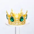 Detalle de una corona dorada con cristales verdes para decoración de pasteles. - Circonita Verde / Dorado