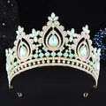 Nahaufnahme einer Barock-Brautkrone mit funkelnden minzgrünen Opalen und Strasssteinen - KC Gold Weißer Strass + Grüner Opal