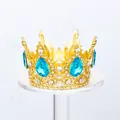 Primer plano de corona dorada con cristales azules y pedrería brillante para pasteles - Lake Blue Rhinestone / Dorado