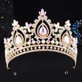 Detailansicht eines barocken goldenen Brauttiaras mit schimmernden Strasssteinen. - KC Gold mit weißen und AB-farbigen Strasssteinen