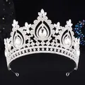 Detailaufnahme einer barocken silbernen Brautkrone mit funkelnden Kristall-Strasssteinen. - Silber Klarer Strass