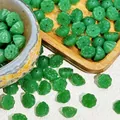 Macro dettagliata di perle in vetro a forma di loto verde per gioielli fai da te 10x6mm - Forma di Baccello di Loto (L917) / Verde