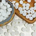 Vista macro dettagliata di perline di vetro loto bianco per la creazione di gioielli 10x6mm - Forma di Baccello di Loto (L918) / Bianco