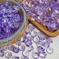 Detaillierte Makroansicht violetter Glasperlen in Lotusform für DIY-Schmuckherstellung - Lotuskapselform (L922) / Transparentes Violett