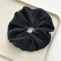 Coletero plisado negro de gran tamaño con un brillo satinado sedoso y textura retro - Negro