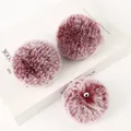 Zachte 8cm vorst bordeauxrode imitatiebont pompon met lus voor DIY tas bedels en hangers - 2,5cm Gouden Ring Hardware / Vorstelijk Jujuberood