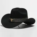 Elegante cappello da cowboy western in finta feltro nero con emblema decorativo a testa di toro - 31 / Taglia unica