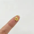 Detailansicht eines kleinen goldenen Oktopus-Anhängers aus Edelstahl auf der Fingerspitze für DIY - Oktopus Anhänger (3#)