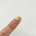 Nahaufnahme eines goldenen S-Haken-Schmuckverbinders im Koi-Stil zur Größenmessung. - Muschel-Dekoration / Muschel Stil (Gold)