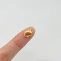 Nahaufnahme eines goldenen Koi-S-Haken-Schmuckverschlusses auf einem Finger zur Skalierung. - Koi-Fisch-Stil / Goldfisch-Stil (Gold)