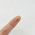 Detailansicht eines kleinen goldenen S-Hakens aus Edelstahl auf einer Fingerspitze. - Kürbisflasche / Kalebassen-Stil (Gold)