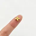 Vista macro de una cuenta espaciadora de flor dorada de cuatro pétalos para joyería DIY - Pequeño Trébol de Cuatro Hojas / Dorado