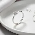 Detaillierte Nahaufnahme eines silbernen Edelstahlrings mit einem 3D-Rosenblumendesign - Größe 5 / Silber