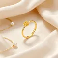 Eleganter 18K vergoldeter Edelstahlring mit einem zarten Rosenblüten-Motiv im Detail - Größe 5 / Gold